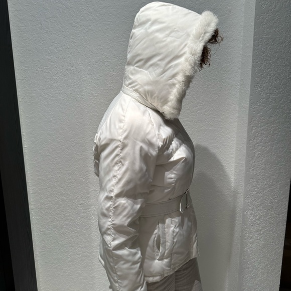Bebe white faux fur hood with belt parka - Picture 4 of 10